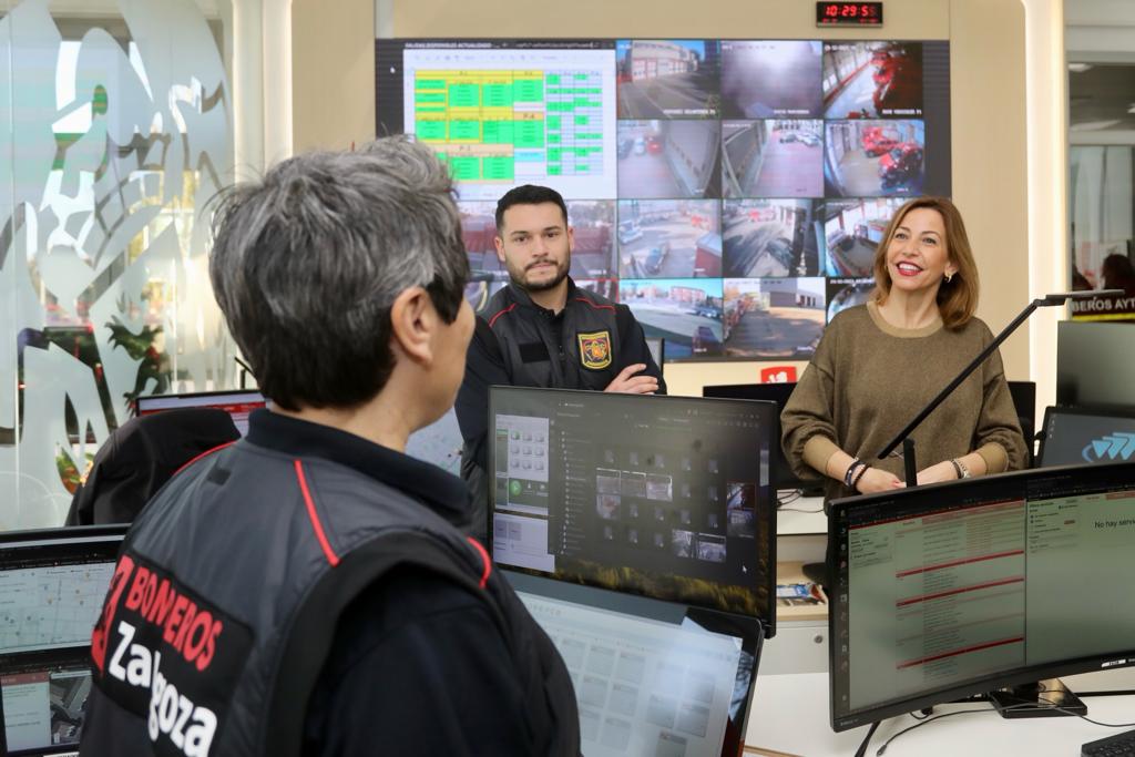 La alcaldesa Natalia Chueca visita a los trabajadores municipales y les agradece su labor durante la Navidad. Noticia. Ayuntamiento de Zaragoza