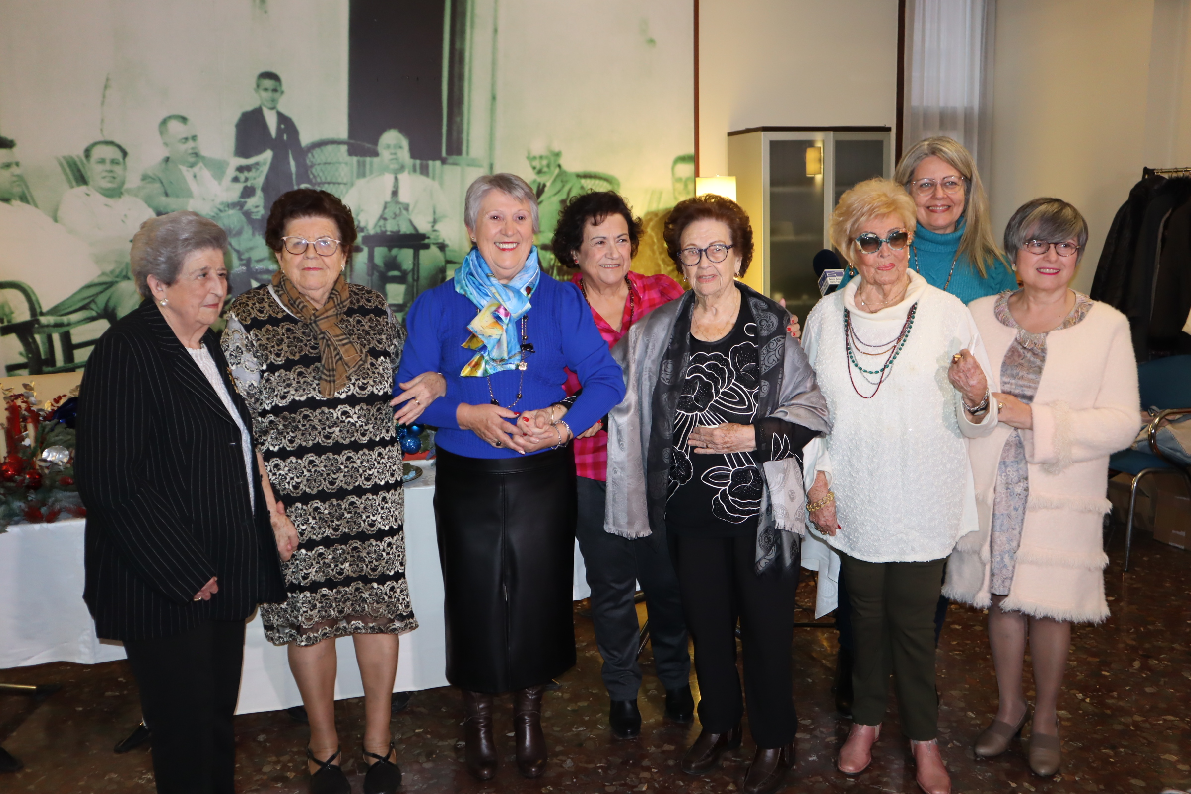 Las Amas de Casa celebran la Navidad junto a sus socias de mayor edad, con sorteos y villancicos
