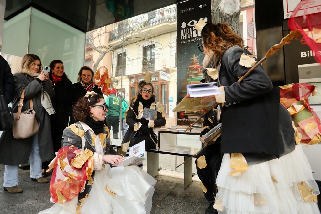 Las Bibliotecas Municipales de Zaragoza llenan de libros las paradas de Los Tranvías con la iniciativa 'Para, mira, lee'. Noticia. Ayuntamiento de Zaragoza