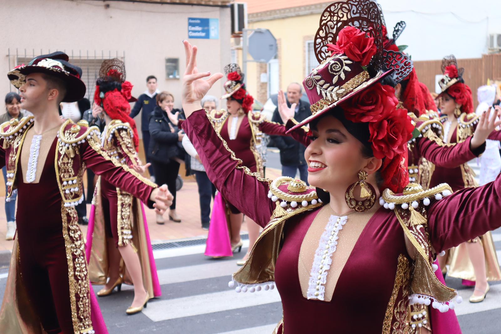 30 comparsas llenan las calles de San Pedro del Pinatar de color y alegría  