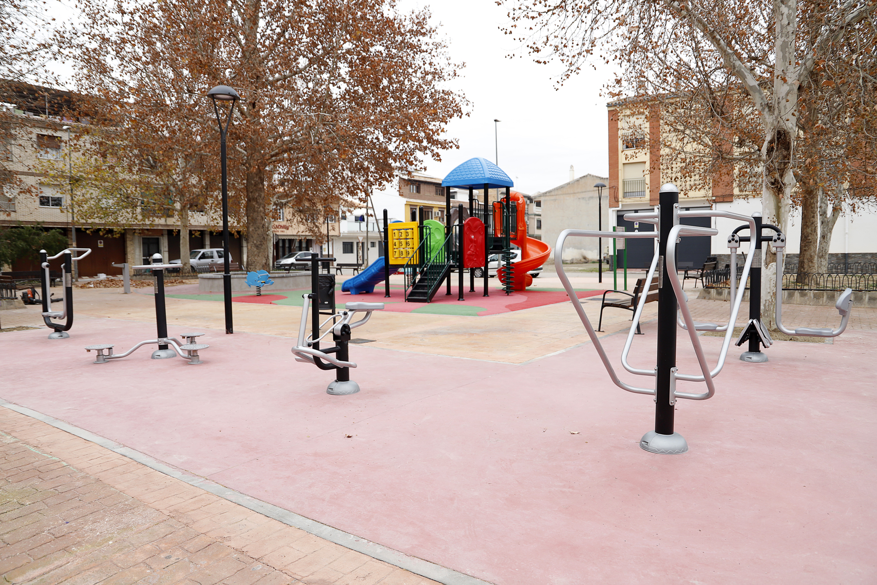 El Ayuntamiento de Huétor Tájar remodela la plaza 28 de febrero, haciéndola más accesible