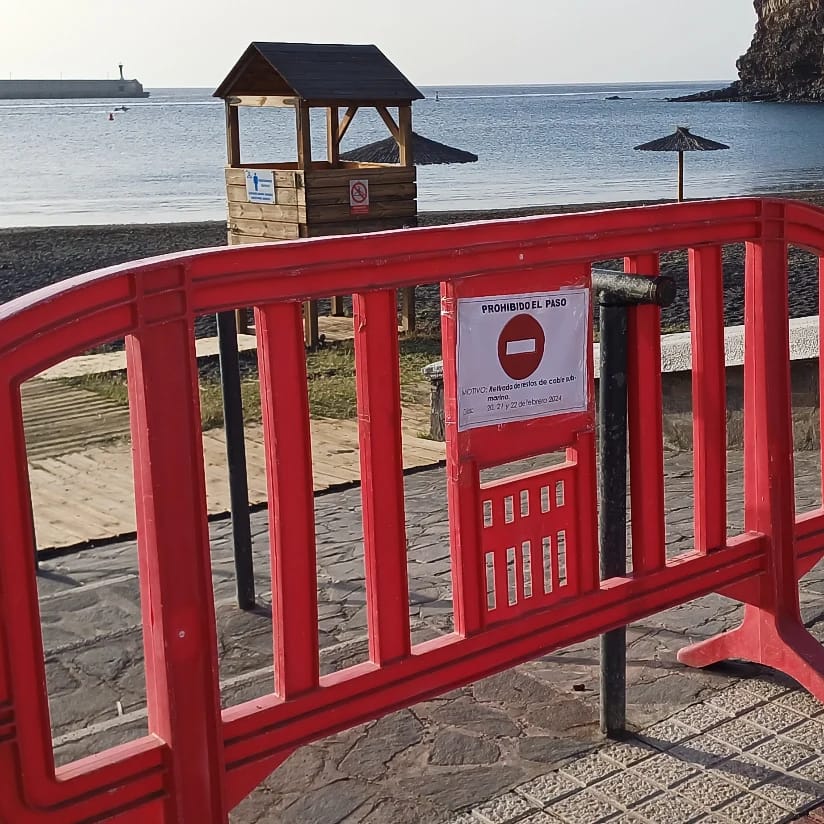 El Ayuntamiento de San Sebastián de La Gomera cierra parcialmente la playa para la limpieza de la bahía tras la instalación del cable submarino