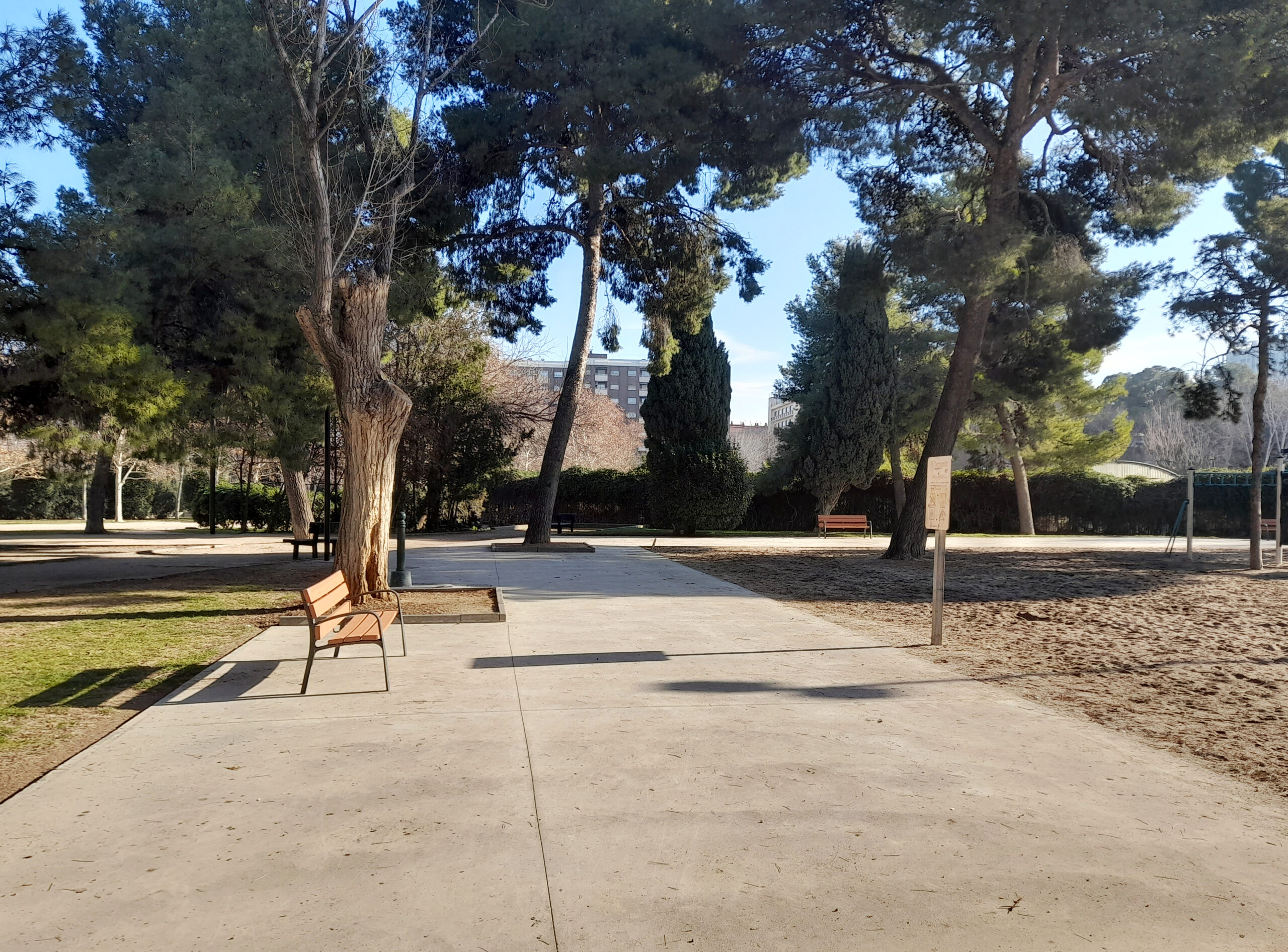 El Parque Delicias y el entorno del IES Avempace mejoran su accesibilidad con la reforma de varios andadores y nuevas zonas con bancos. Noticia. Ayuntamiento de Zaragoza