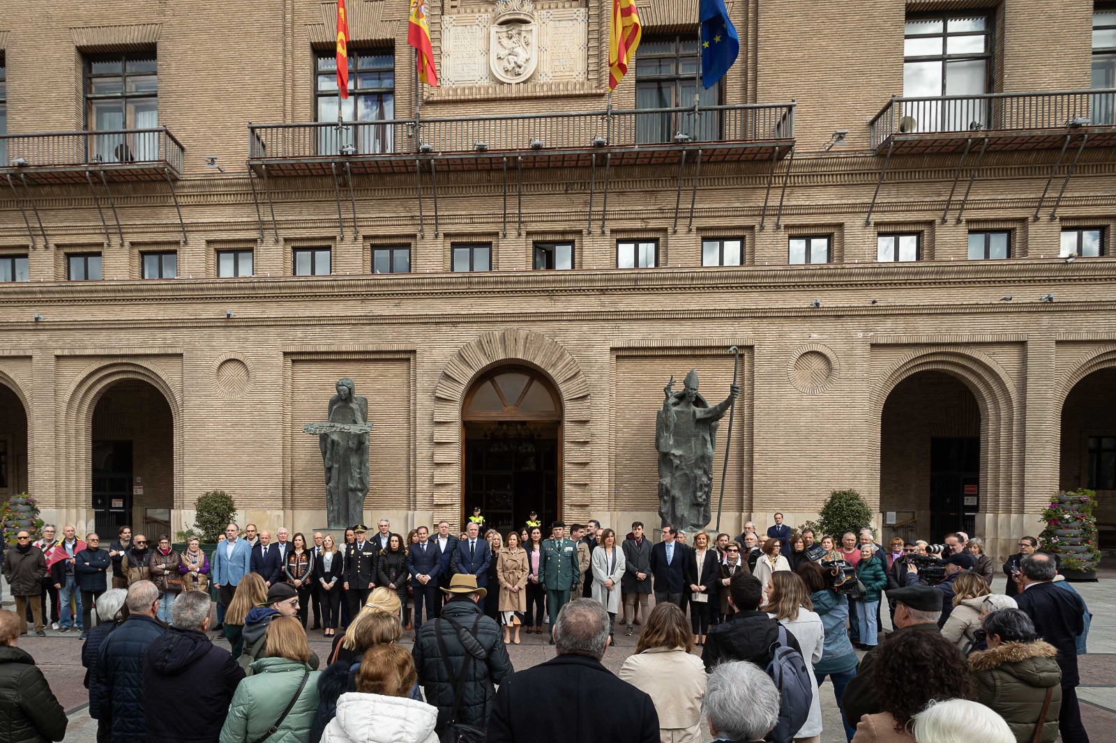 Zaragoza realiza un minuto de silencio por los guardias civiles asesinados en Barbate. Noticia. Ayuntamiento de Zaragoza